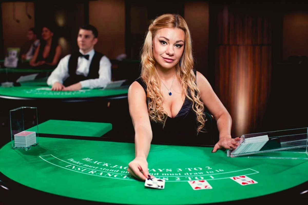 Tampilan ruang kasino live dengan meja dan dealer di VIOS4D